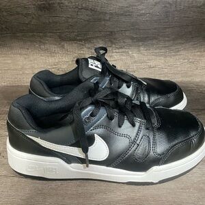 Nike Full Force Sneaker Black /White Youth size 6.5Y